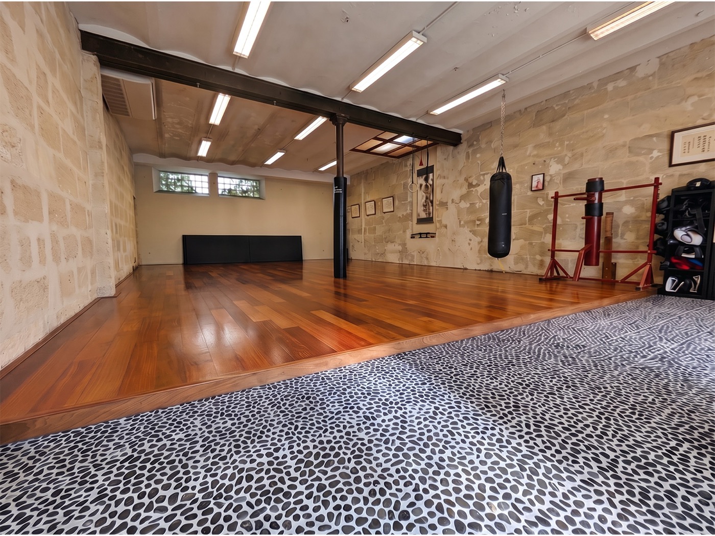 La salle de pratique du kwoon et son parquet dédié aux arts martiaux