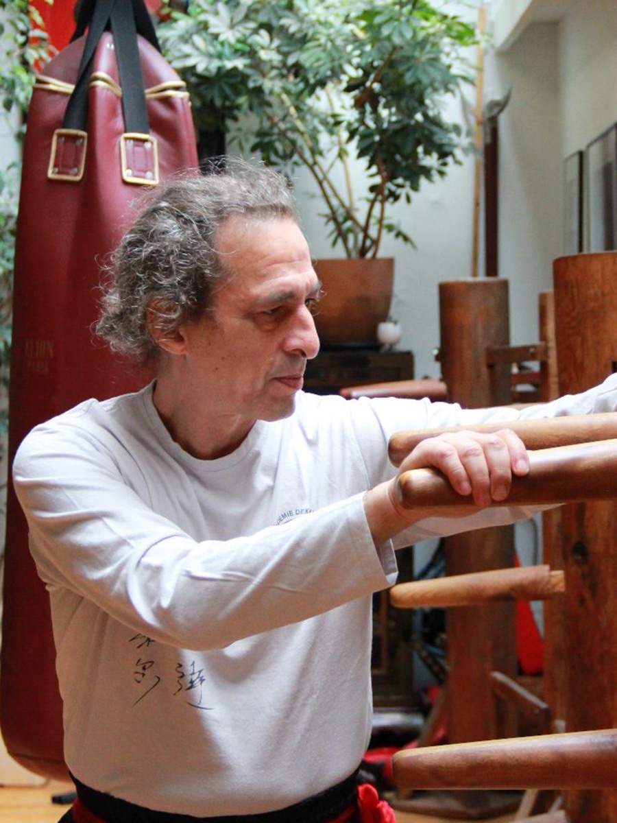 Sifu Didier Beddar au mannequin de bois, pionnier du Wing Chun Traditionnel en France