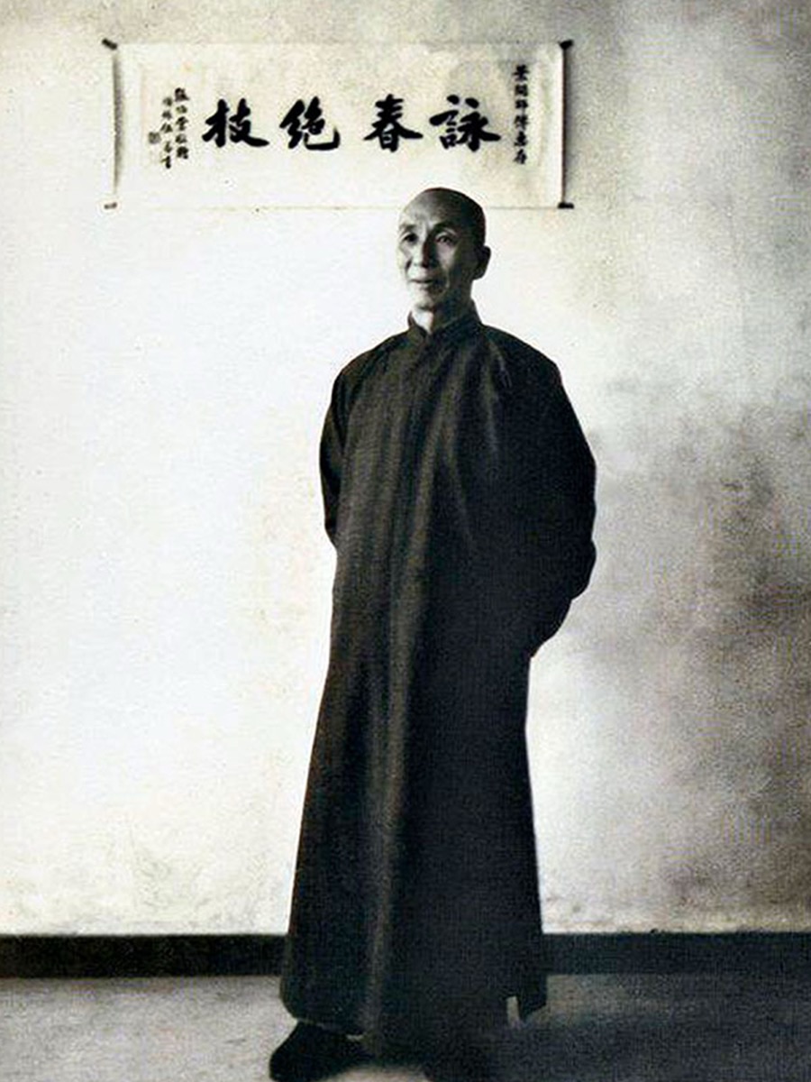 Grand maître Ip Man, le père du Wing Chun moderne, devant une calligraphie « Wing Chun »