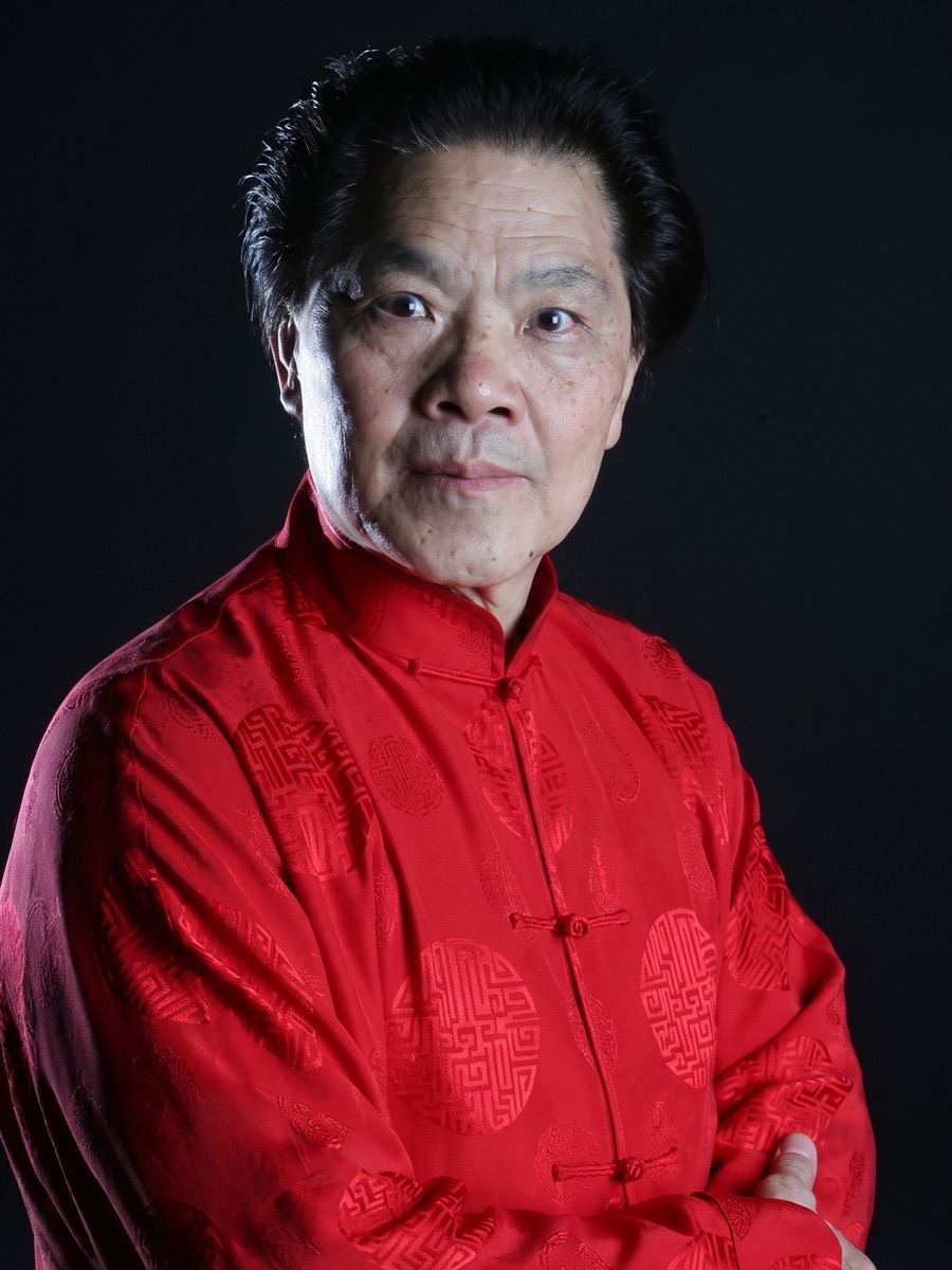 Grand maître William Cheung, gardien du Traditional Wing Chun, en tenue traditionnelle rouge