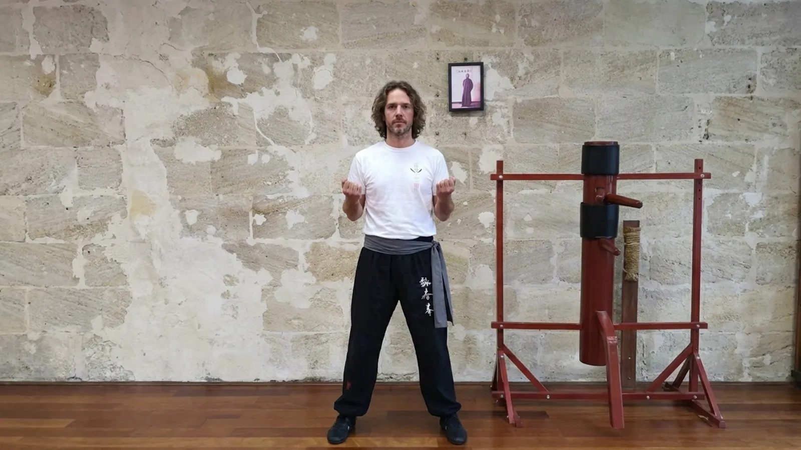 Pratiquant de Wing Chun en posture de base — niveau 1, les fondations